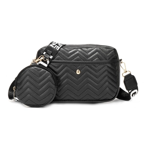 Sac bandoulière noir matelassé à chevrons avec petit porte-monnaie et large bandoulière