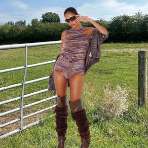 Body en maille multicolore avec veste marron et bottes pour un look bohème chic