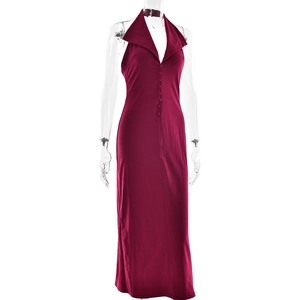 Vue détaillée d'une robe licou bordeaux avec des boutons décoratifs et une coupe longue