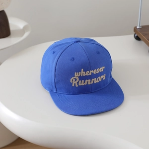 Gros plan sur la casquette plate bleu marine en coton avec broderie Runners précise
