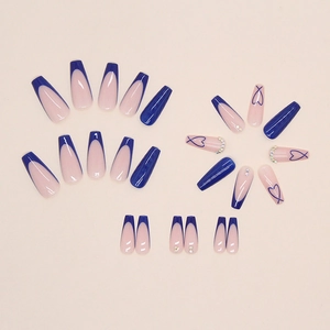 Faux ongles French bleus avec motifs de cœur et strass de forme cercueil longue
