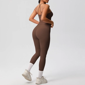 Vue détaillée de l'ensemble de yoga café avec débardeur dos croisé et legging à poches