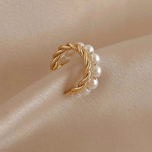 Orecchino a clip a doppio strato intrecciato dorato con perle su seta beige elegante