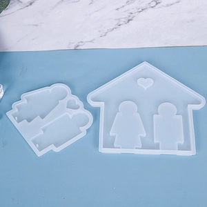 Vista macro degli stampi in silicone a forma di casa e coppia per progetti in resina