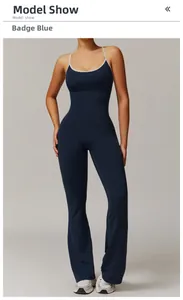 Détails de la combinaison de yoga évasée bleue avec licou et passepoil contrasté