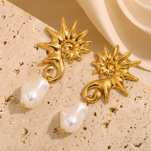 Boucles d'oreilles hippocampe plaqué or 18K avec perles baroques sur fond de pierre naturelle