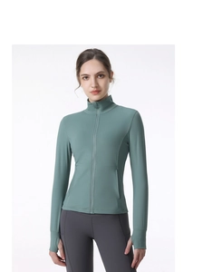 Détail de la veste de sport vert grisâtre avec passe-pouces et un col montant élégant