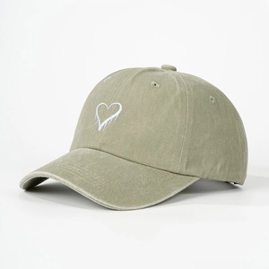 Casquette de baseball vert olive avec broderie cœur blanc et texture en toile durable