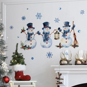 Adesivi murali con pupazzi di neve blu e fiocchi di neve sopra un accogliente caminetto