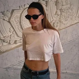 Occhiali da sole cat-eye retrò con crop top bianco e look fashion street style