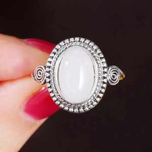 Nahaufnahme des Vintage-Mondsteinrings mit Scrollwork-Details und antikem Silberfinish
