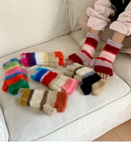 Détails de la texture des gants sans doigts en peluche tricotée à rayures arc-en-ciel