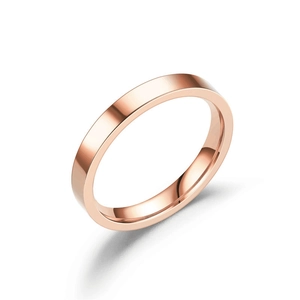 Dettaglio ravvicinato della superficie liscia e lucida dell'anello in titanio oro rosa
