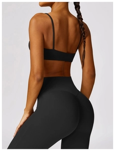 Nahaufnahme der V-Naht am Rücken und der hohen Taille der schwarzen Yoga-Leggings