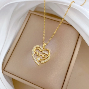 Élégant collier pendentif cœur Mama en titane doré avec des accents de zircon