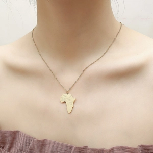 Dettaglio della collana con ciondolo mappa Africa dorata con nomi di paesi incisi su catena