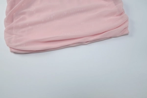 Detailansicht des rosa Netzgewebes mit dezenten quadratischen Mustern für ein Paillettenkleid
