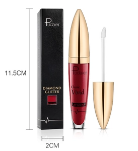Dettaglio del lucidalabbra glitter rosso con dimensioni 11,5 cm per 2 cm nella confezione