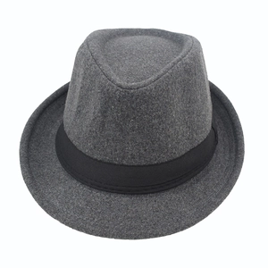 Détail du chapeau en laine avec ruban noir et texture en feutre gris pour hommes