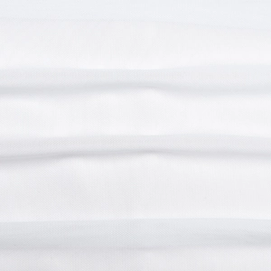Détail macro du tissu blanc avec texture plissée horizontale et tissage raffiné
