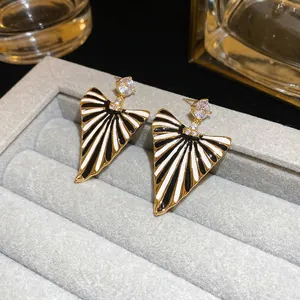 Boucles d'oreilles vintage dorées triangulaires avec rayures noir et blanc et zircon