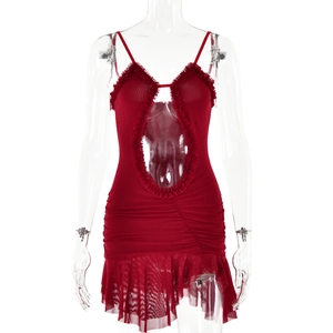 Détail de la robe rouge à col en V avec découpes en mesh, volants et tissu plissé
