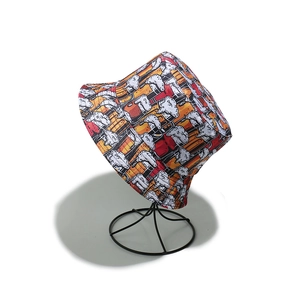 Détail d'un bob avec imprimé de verres à bière colorés sur un support à chapeau
