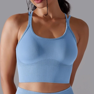 Gros plan détaillé du soutien-gorge de sport bleu ciel montrant la texture sans couture