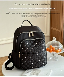 Dettaglio zaino in nylon nero con trapuntatura a rombi e borchie dorate lucide