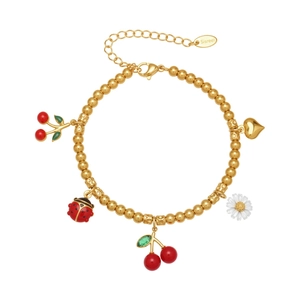 Bracelet à perles en acier plaqué or 18k avec breloques cerise, marguerite, coccinelle et cœur