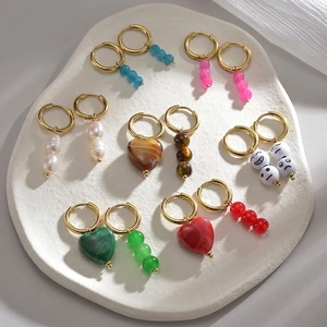 Ensemble de boucles d'oreilles perles et perles colorées avec smiley et cœurs