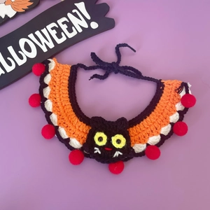 Detail van de handgebreide Halloween-vleermuiskraag voor huisdieren met textuur