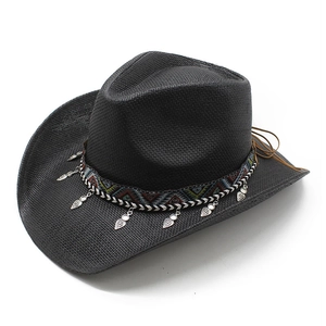 Chapeau de cowboy tressé noir avec ruban ethnique et pendentifs en forme de cœur