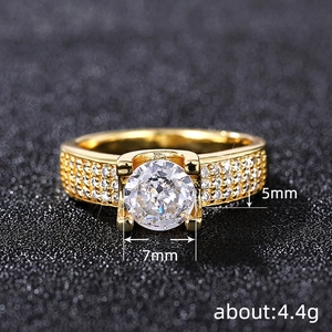 Lussuoso anello dorato con zircone da 7mm a quattro griffe e micro pavé
