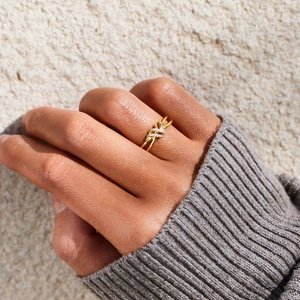 Bague nœud élégante en argent S925 doré avec zircons portée par un mannequin femme