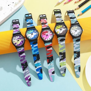 Collection de montres à quartz camouflage pour enfants en cinq couleurs avec bracelets souples