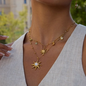 Dettaglio della collana a strati in oro 18K con ciondolo sole e pietra di luna