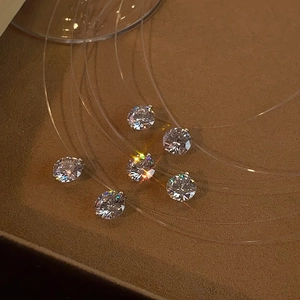 Collana minimalista in filo di pesca trasparente con ciondolo in zircone tondo e argento