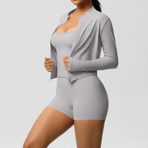 Detailansicht des dreiteiligen Yoga-Sets für Damen mit Reißverschlussjacke und Stretch-Shorts
