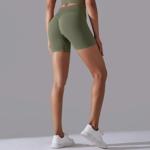 Détail du short de yoga sans couture vert olive à taille haute avec effet push-up fessier
