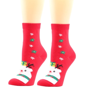 Nahaufnahme roter Weihnachtssocken mit Rentier- und Schneeflockenmuster am Modell