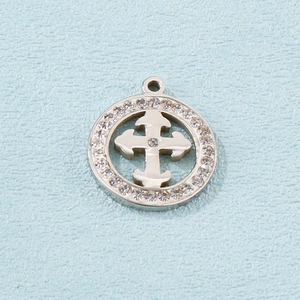 Pendentif croix ronde en argent avec strass brillants sur fond texturé bleu
