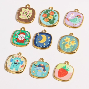 Lot de 9 breloques colorées en émail, fruits et dessins, bordure dorée 18K