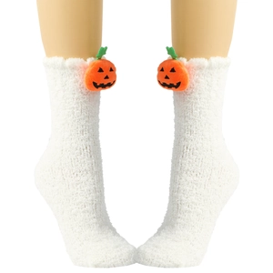 Nahaufnahme weißer Korallenfleece-Socken mit süßer Kürbis-Deko auf einem Schaufensterpuppe