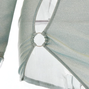 Dettaglio dell'anello metallico laterale su questo mini abito in tessuto glitterato azzurro