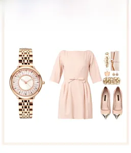 Montre élégante en or rose pour femme avec lunette en cristal et robe rose assortie