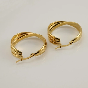 Detalle de pendientes de aro multicapa en acero inoxidable chapado en oro de 18 quilates
