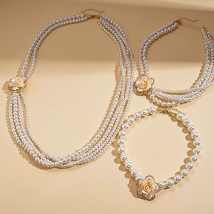 Set di collane di perle multistrato con ciondoli a forma di rosa e diamanti incastonati