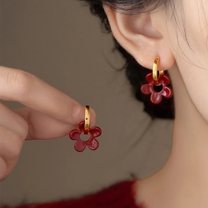 Boucles d'oreilles vintage fleurs rouges avec anneaux dorés sur mannequin