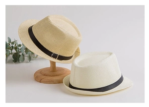 Dettaglio ravvicinato di cappelli fedora in paglia intrecciata con eleganti fasce scure